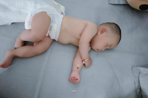 广西几个月宝宝会抬头